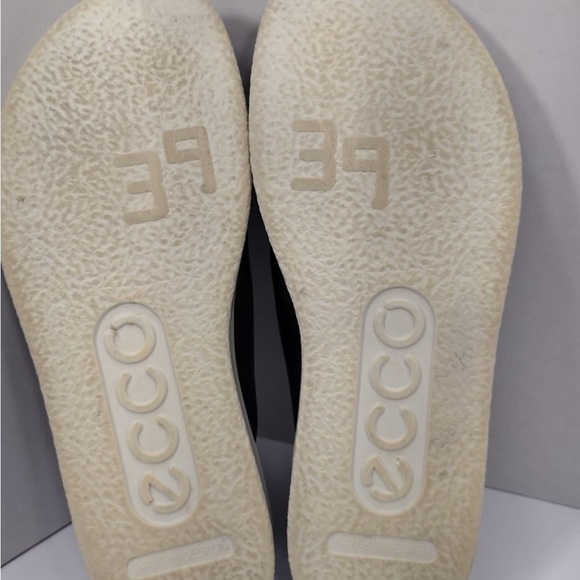 Eco Black Crisscross Slide Sandals size 8 pre
Owned good condition - Picture 5 of 6